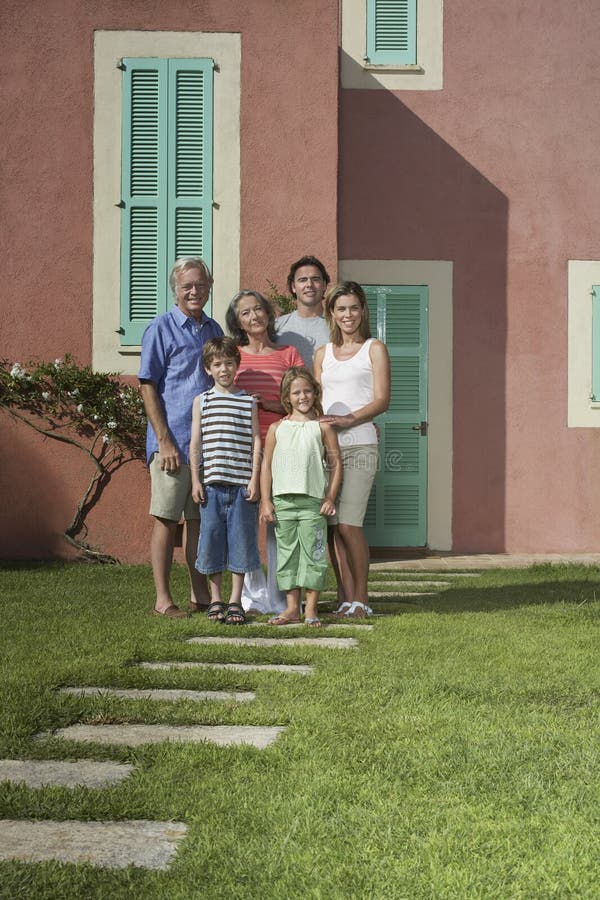 Drie generaties familie voor het huis stock afbeelding