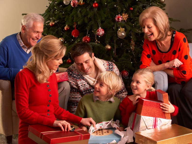 Drie het Openen van de Familie van de Generatie Giften van Kerstmis royalty-vrije stock afbeeldingen Drie het Openen van de Familie van de Generatie Giften van Kerstmis royalty-vrije stock afbeeldingen