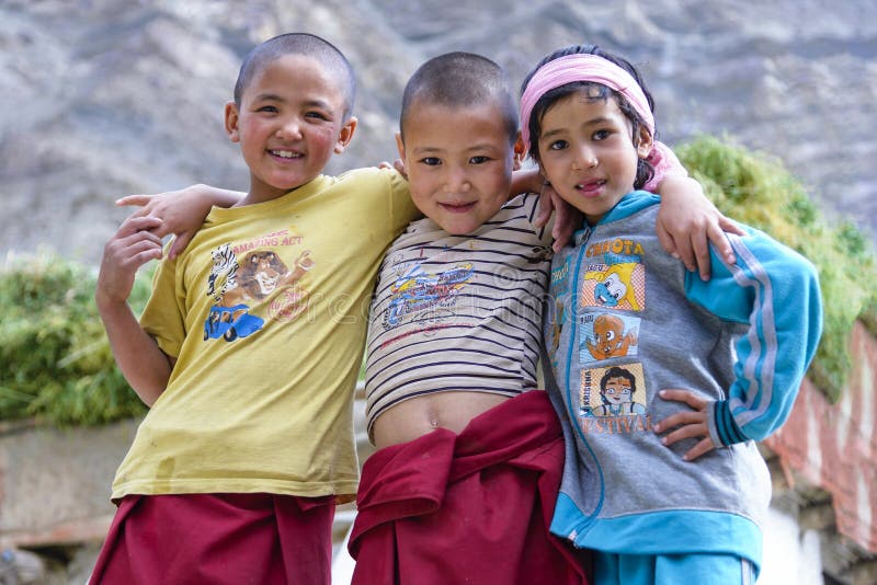 Drie jonge ladakhimeisjes in het Klooster van Thardot Choeling, India stock foto's Drie jonge ladakhimeisjes in het Klooster van Thardot Choeling, India stock foto's