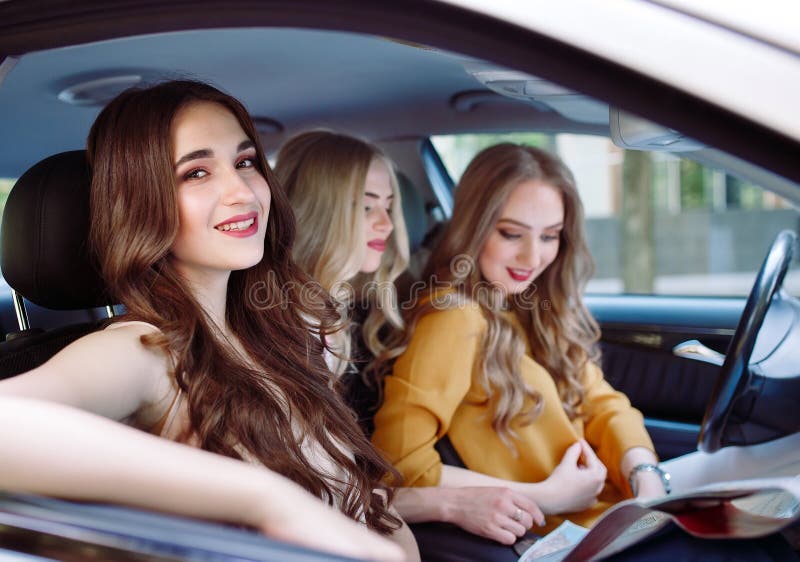 Drie jonge meisjes die in een auto reizen stock afbeeldingen Drie jonge meisjes die in een auto reizen stock afbeeldingen