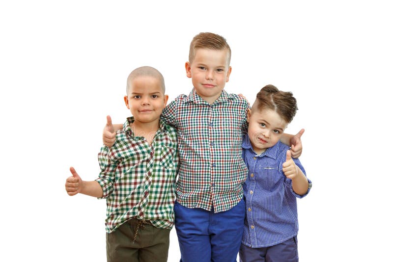 Drie jongens verenigen zich op de witte achtergrond en houden hun duimen tegen stock foto's Drie jongens verenigen zich op de witte achtergrond en houden hun duimen tegen stock foto's