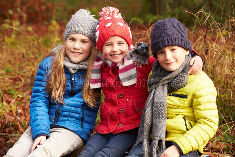 Drie Kinderen op Gang door de Winterbos stock afbeeldingen Drie Kinderen op Gang door de Winterbos stock afbeeldingen