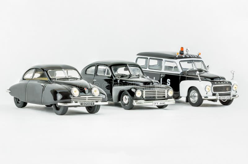 Drie klassieke uitstekende miniatuurauto's, één politiewagen, Schaalmodellen stock foto's Drie klassieke uitstekende miniatuurauto's, één politiewagen, Schaalmodellen stock foto's
