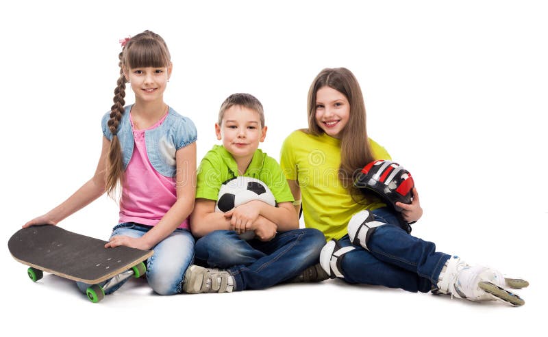 Drie leuke kinderen die op de vloer met sportmateriaal zitten royalty-vrije stock afbeeldingen Drie leuke kinderen die op de vloer met sportmateriaal zitten royalty-vrije stock afbeeldingen
