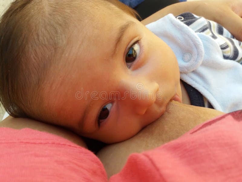 Drie maanden babyjongen het de borst geven stock afbeeldingen Drie maanden babyjongen het de borst geven stock afbeeldingen