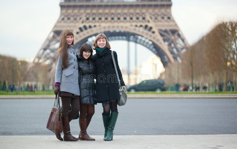 Drie meisjes dichtbij de toren van Eiffel stock afbeelding Drie meisjes dichtbij de toren van Eiffel stock afbeelding