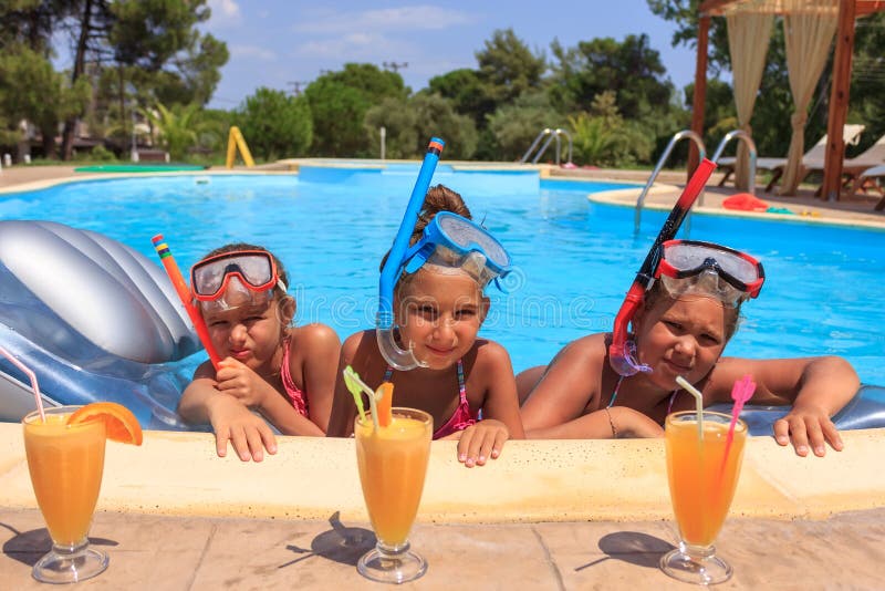 Drie meisjes in het zwembad royalty-vrije stock fotografie