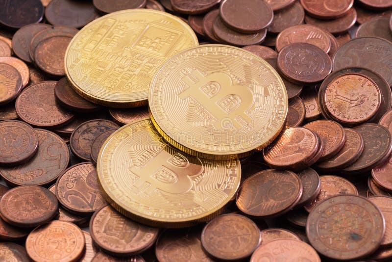 Drie nieuwe glanzende Bitcoins die op een stapel van de gebruikte muntstukken van het eurocentkoper leggen royalty-vrije stock foto's Drie nieuwe glanzende Bitcoins die op een stapel van de gebruikte muntstukken van het eurocentkoper leggen royalty-vrije stock foto's