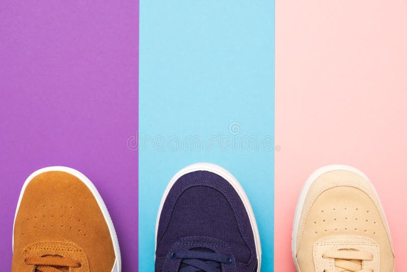 Drie paar tennisschoenen op gekleurde achtergrond stock foto's Drie paar tennisschoenen op gekleurde achtergrond stock foto's