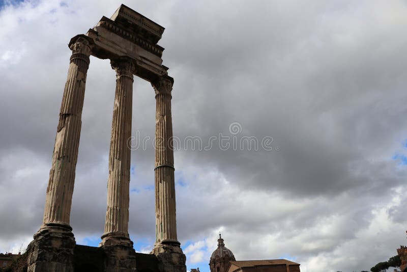 Drie Pijlers van de Tempel van Bever en Pollux in Roman Forum stock foto's Drie Pijlers van de Tempel van Bever en Pollux in Roman Forum stock foto's