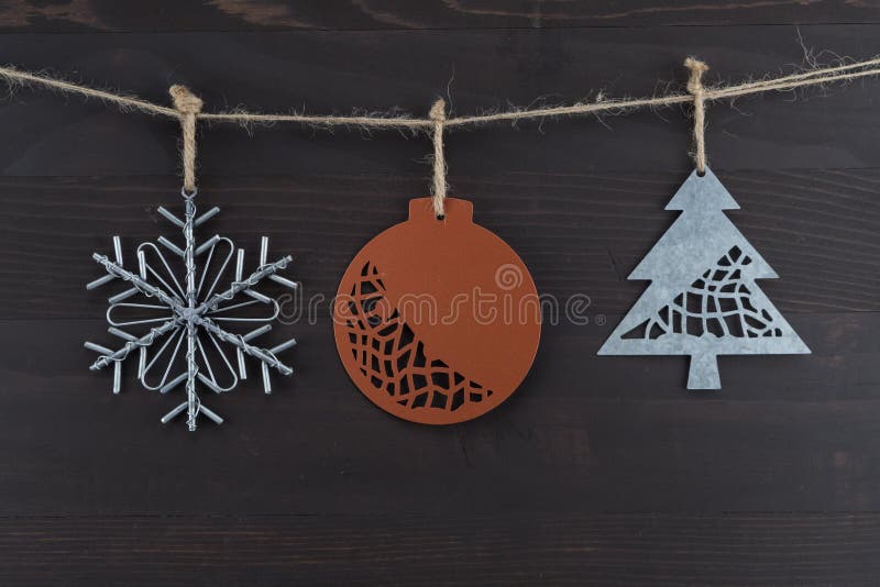 Drie Rustieke Ornamenten van Metaalkerstmis stock fotografie Drie Rustieke Ornamenten van Metaalkerstmis stock fotografie