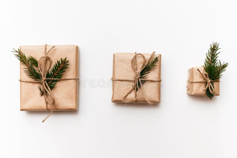Drie Uitstekende giftdozen met nette takken op wit isoleerden achtergrond, hoogste mening royalty-vrije stock foto Drie Uitstekende giftdozen met nette takken op wit isoleerden achtergrond, hoogste mening royalty-vrije stock foto