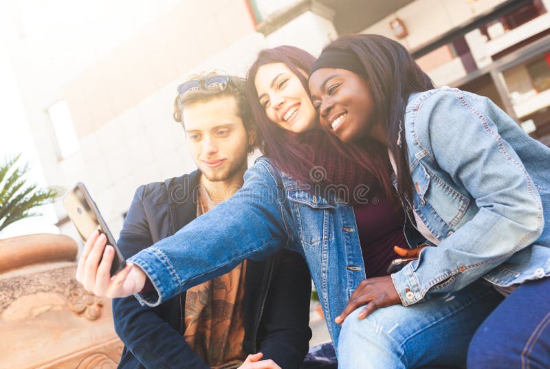 Drie vrienden nemen een selfie stock fotografie Drie vrienden nemen een selfie stock fotografie