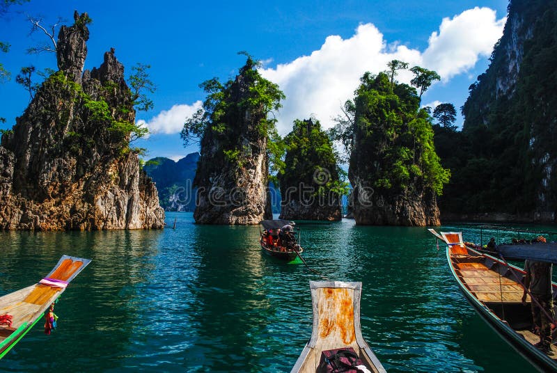 Drie Vriendenrots Bij Ratchaprapa-dam, Surat Thani Thailand, Reis Stock