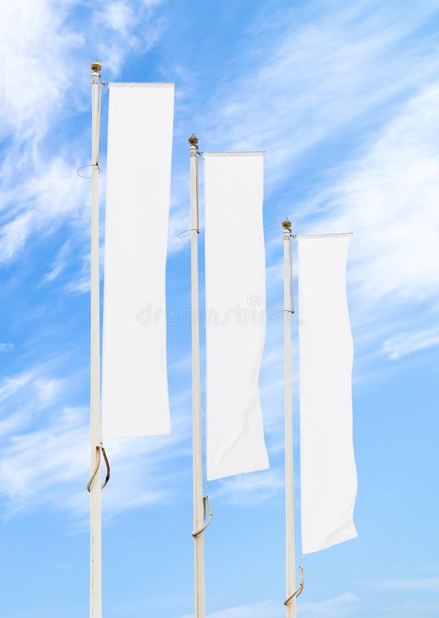 Drie wit collectief vlaggenmodel tegen blauwe hemel