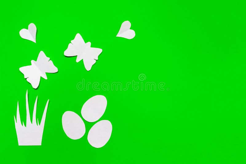Drie witte paaseieren, gras, harten en vlindersbesnoeiing van document op groen concept als achtergrond, van Pasen en van de lent stock foto Drie witte paaseieren, gras, harten en vlindersbesnoeiing van document op groen concept als achtergrond, van Pasen en van de lent stock foto