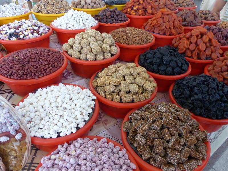 Dried fruit and sweets exposed in colored bowls in a market of Uzbekistan stock photography Dried fruit and sweets exposed in colored bowls in a market of Uzbekistan stock photography