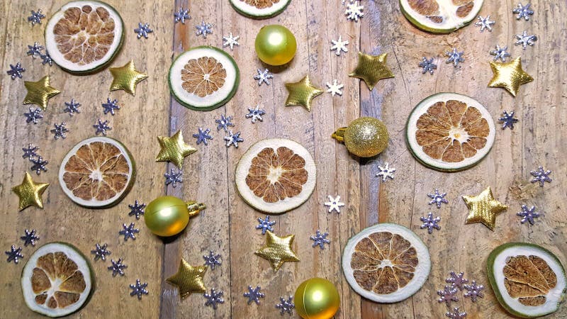 Essiccato limone fette, d'oro stelle un sfera sul di legno.