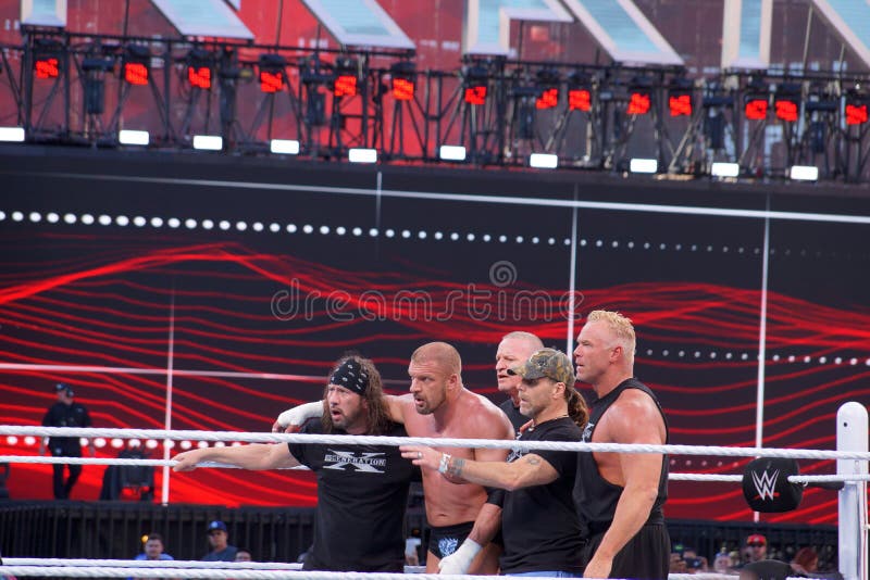Drievoudig H houdt voorhamer en Sting houdt knuppel in ring tijdens m royalty-vrije stock afbeelding Drievoudig H houdt voorhamer en Sting houdt knuppel in ring tijdens m royalty-vrije stock afbeelding