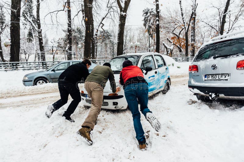 Driftig bil i snö, Bucharest, Rumänien fotografering för bildbyråer Driftig bil i snö, Bucharest, Rumänien fotografering för bildbyråer