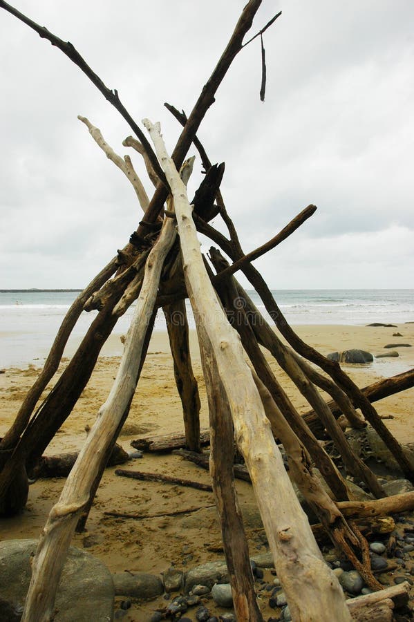 Driftwood штабелированный в teepee на дезертированном пляже стоковые фото Driftwood штабелированный в teepee на дезертированном пляже стоковые фото