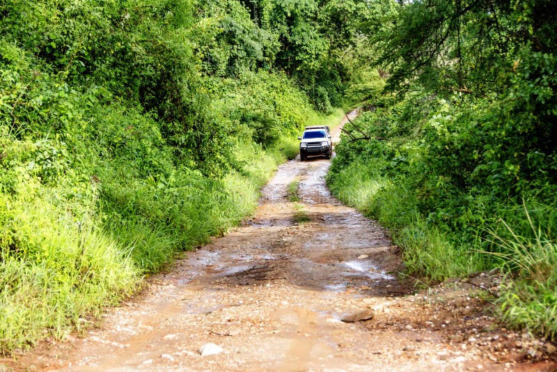 Drijven Off-Road bij de Verre Landweg royalty-vrije stock afbeeldingen Drijven Off-Road bij de Verre Landweg royalty-vrije stock afbeeldingen