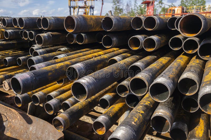 Drilling of oil and gas wells. Drill pipe inspection. Tubing for oil and gas listed on the pedestal out of the wells after washing