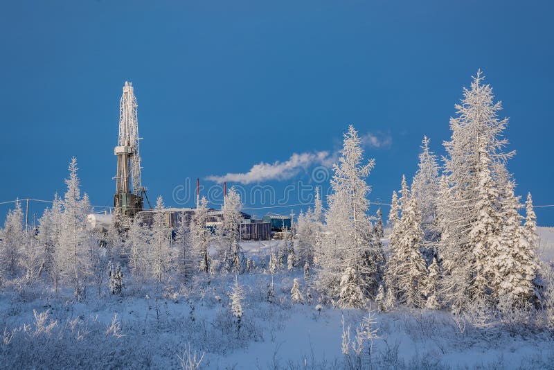 drilling-for-oil-and-gas-in-winter-at-the-northern-field-stock-image