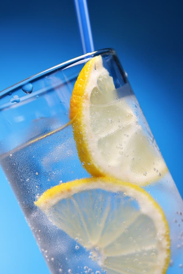 Drink with ice and lemon