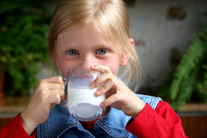 Bambina bevendo il latte.