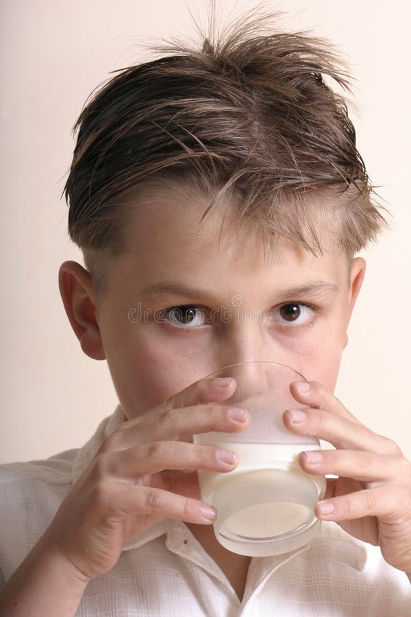 Download Drink uw melk stock foto. Afbeelding bestaande uit jongens - 30070