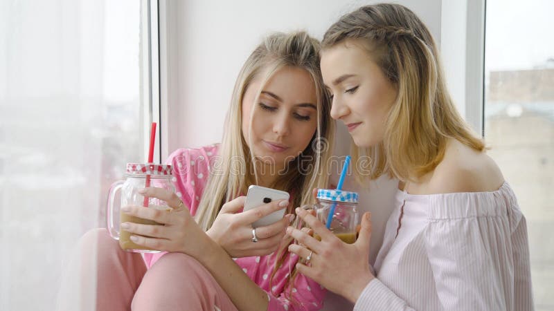 Drinken för samtalet för flickan för vänbfffritid parar ihop livsstil royaltyfri fotografi Drinken för samtalet för flickan för vänbfffritid parar ihop livsstil royaltyfri fotografi