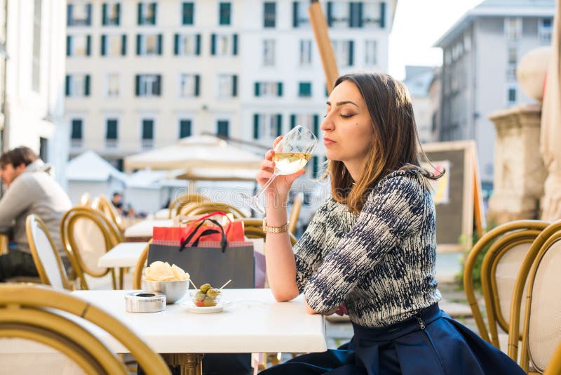Drinkende Italiaanse wijn royalty-vrije stock afbeelding Drinkende Italiaanse wijn royalty-vrije stock afbeelding