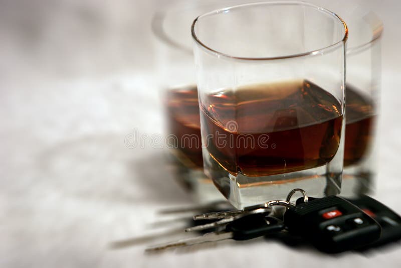 Un set di chiavi di un'automobile e un bicchiere di liquore con una mossa a triplo effetto della visione di bere molto.