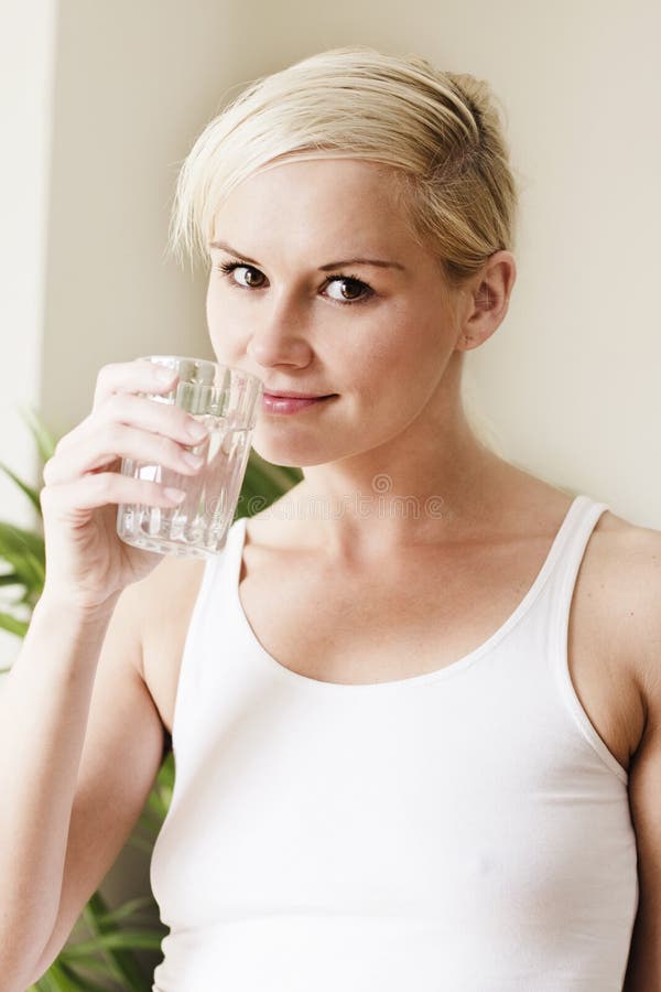 Joven rubio una mujer bebiendo Agua.