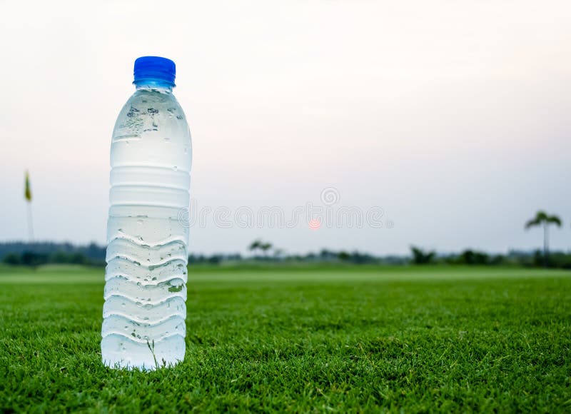 https://thumbs.dreamstime.com/b/drinking-water-bottle-green-field-28810157.jpg