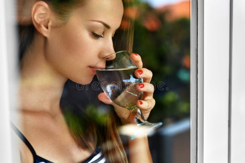 Drinkvatten Le kvinnadricksvatten banta Sund livsstil arkivfoto Drinkvatten Le kvinnadricksvatten banta Sund livsstil arkivfoto