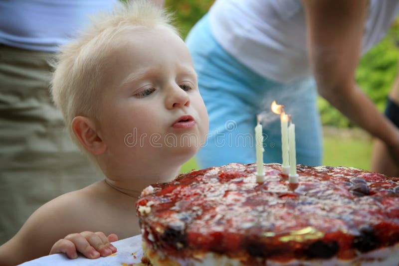 Dritter Geburtstagkuchen des Kindes lizenzfreie stockfotografie Dritter Geburtstagkuchen des Kindes lizenzfreie stockfotografie