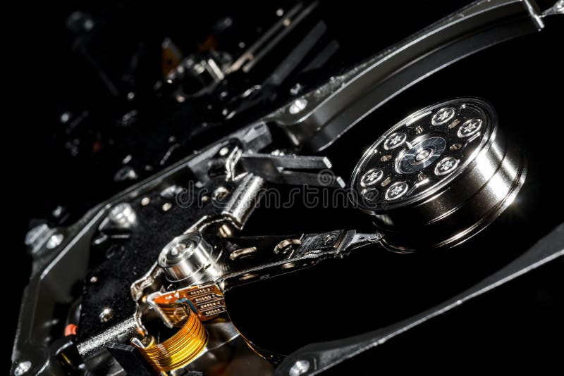 Drive del hard disk smontato ed aperto, dentro la vista con le riflessioni fotografie stock Drive del hard disk smontato ed aperto, dentro la vista con le riflessioni fotografie stock