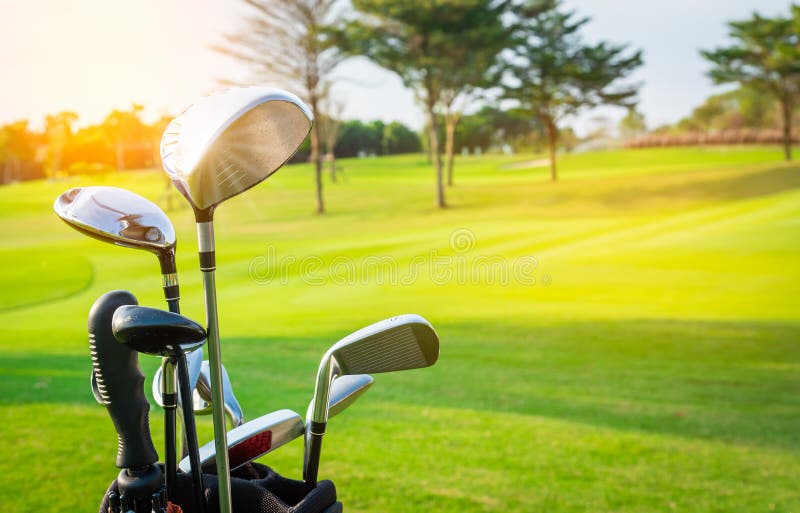 Driver alti vicini dei club di golf in bagagli di golf sopra il campo e la luce solare verdi fotografia stock libera da diritti Driver alti vicini dei club di golf in bagagli di golf sopra il campo e la luce solare verdi fotografia stock libera da diritti
