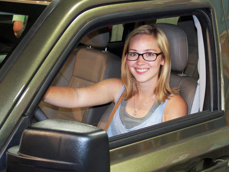 Driver teenager delle giovani donne immagini stock libere da diritti Driver teenager delle giovani donne immagini stock libere da diritti