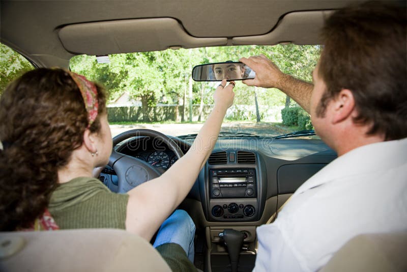 Driver teenager - registrare specchio immagine stock Driver teenager - registrare specchio immagine stock