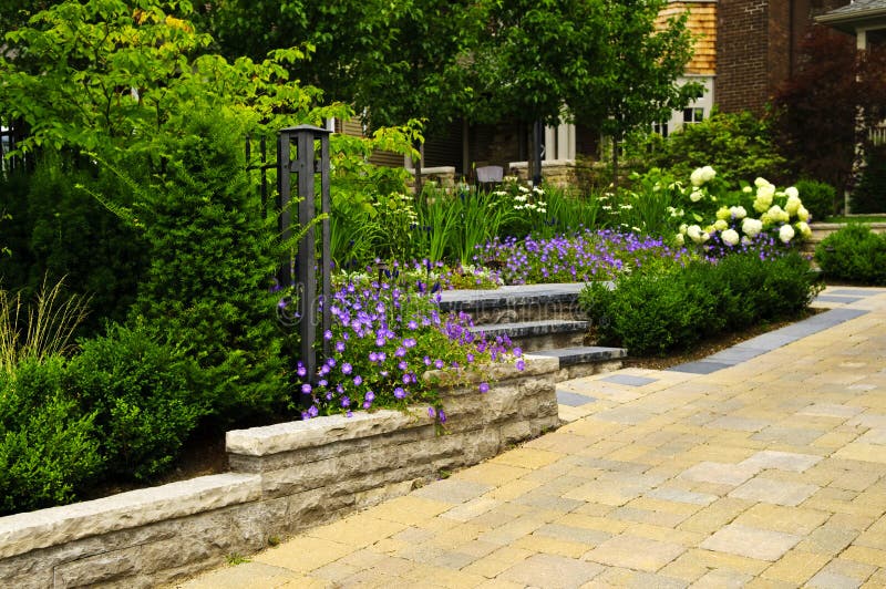 Driveway ο κήπος εξωράϊσε τη στρω&m στοκ φωτογραφίες