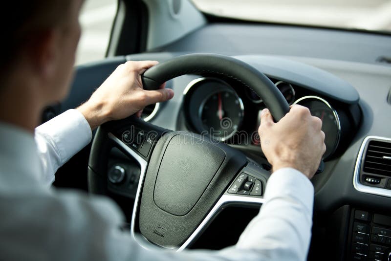 L'uomo alla guida di un auto moderna, close-up foto