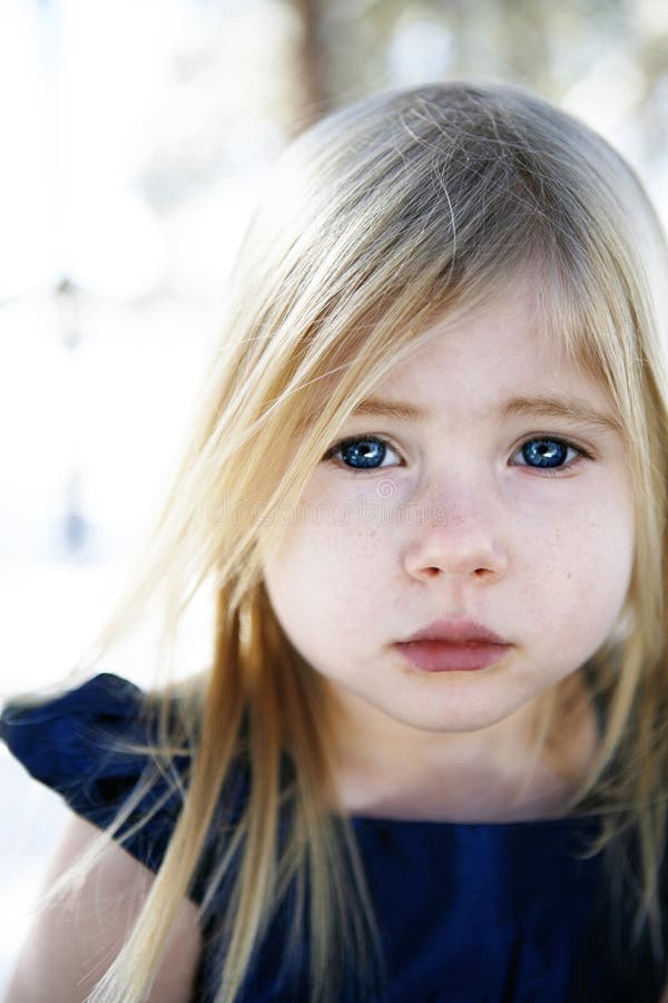 Verdrietig klein meisje royalty-vrije stock foto's