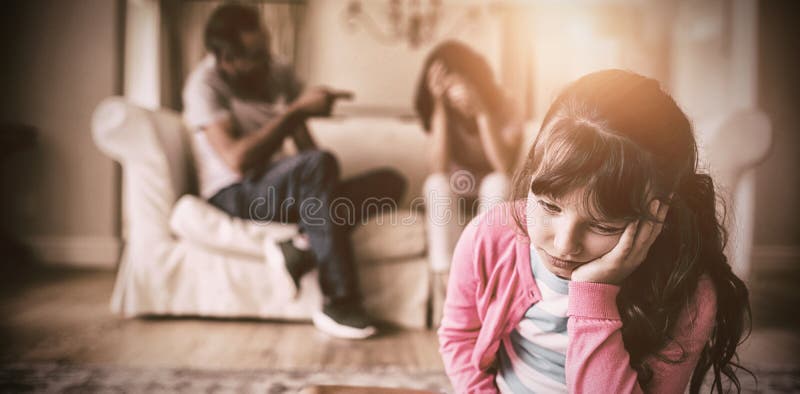 Droevig meisje die aan haar ouders het debatteren luisteren royalty-vrije stock fotografie Droevig meisje die aan haar ouders het debatteren luisteren royalty-vrije stock fotografie