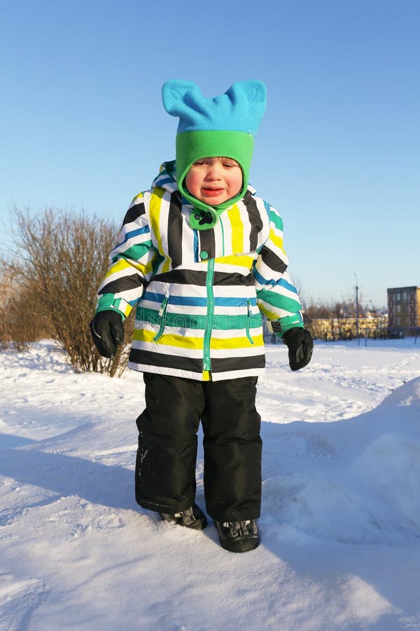 Droevig in openlucht schreeuwend weinig jongen in de winter stock afbeeldingen Droevig in openlucht schreeuwend weinig jongen in de winter stock afbeeldingen