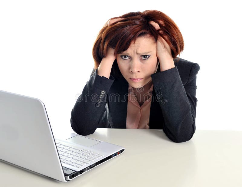 Droevige bedrijfs rode haired vrouw in spanning op het werk met computer stock fotografie Droevige bedrijfs rode haired vrouw in spanning op het werk met computer stock fotografie