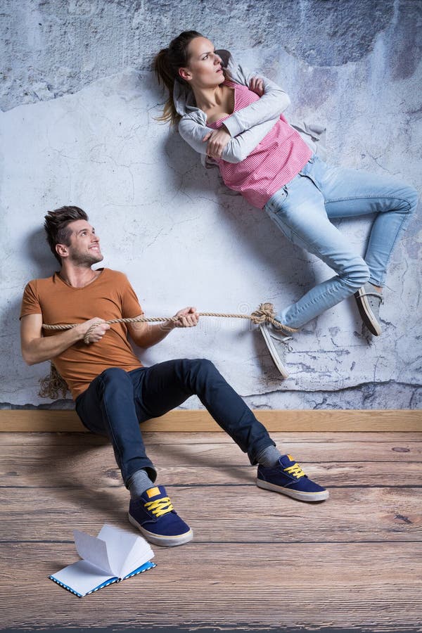 Droevige die vrouw door partner wordt gecontroleerd royalty-vrije stock afbeelding Droevige die vrouw door partner wordt gecontroleerd royalty-vrije stock afbeelding