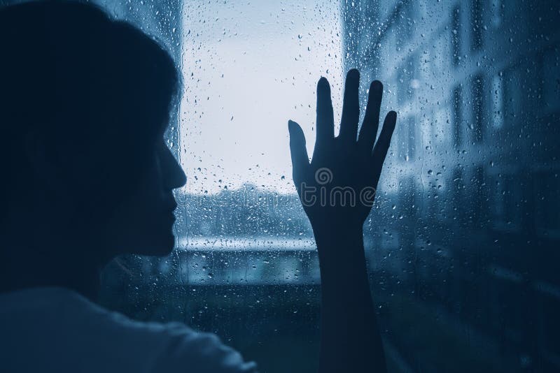 Droevige eenzame van het de vrouwensilhouet van de depressiestemming van het de aanrakingsglas de vensters regenachtige dag royalty-vrije stock afbeeldingen Droevige eenzame van het de vrouwensilhouet van de depressiestemming van het de aanrakingsglas de vensters regenachtige dag royalty-vrije stock afbeeldingen